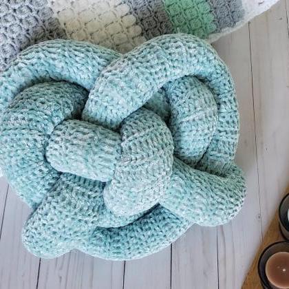 Heartland Knot Pillow - Finished Product - Crochet..